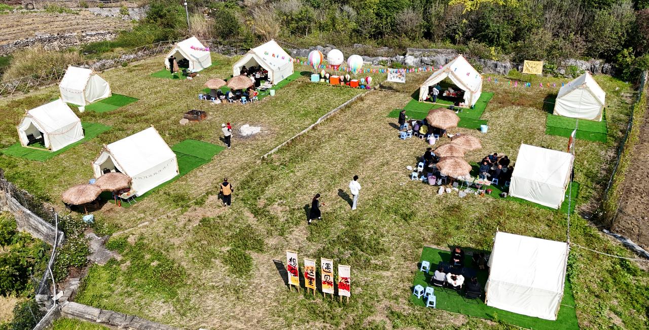 冬闲田变网红露营地
2026年1月10日，暖冬暖阳下，广西来宾市忻城县城关镇板河