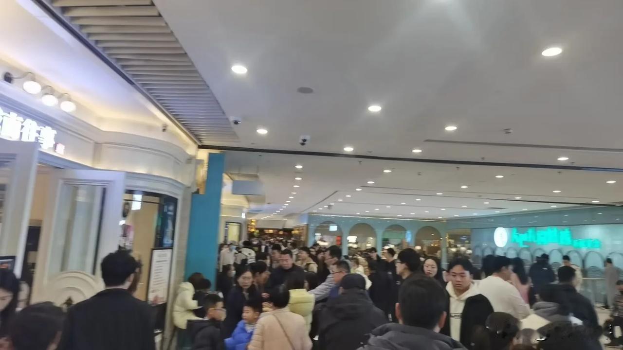 坐标：济南恒隆广场
人山人海啊[流泪][流泪][流泪]