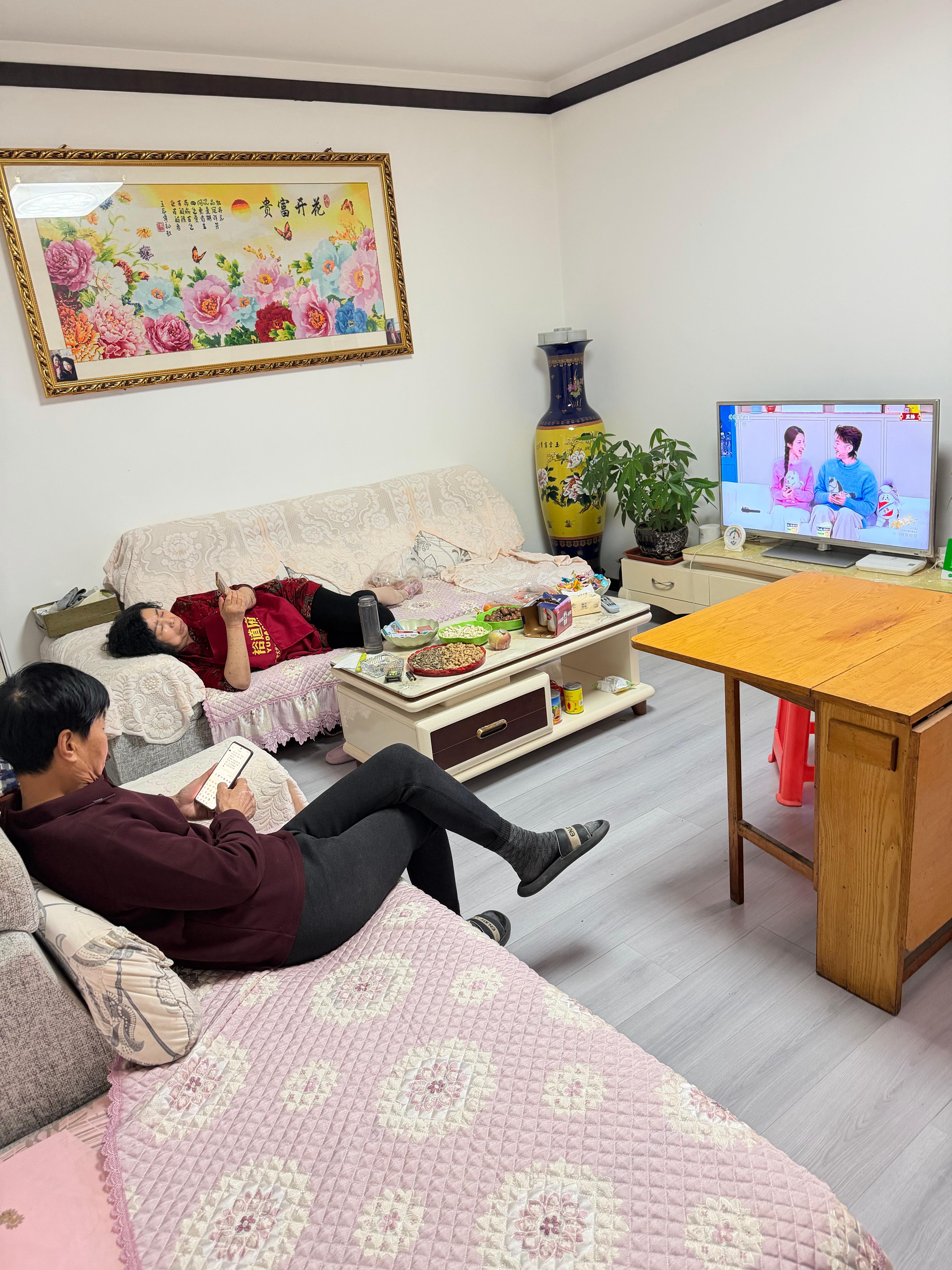 我一出门，结果我爸妈开着电视玩手机，我就知道春晚无聊的程度了。 