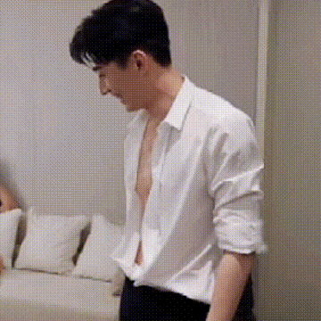 早上好，来欣赏刘学义的腹肌。ps：他好白。 ​​​