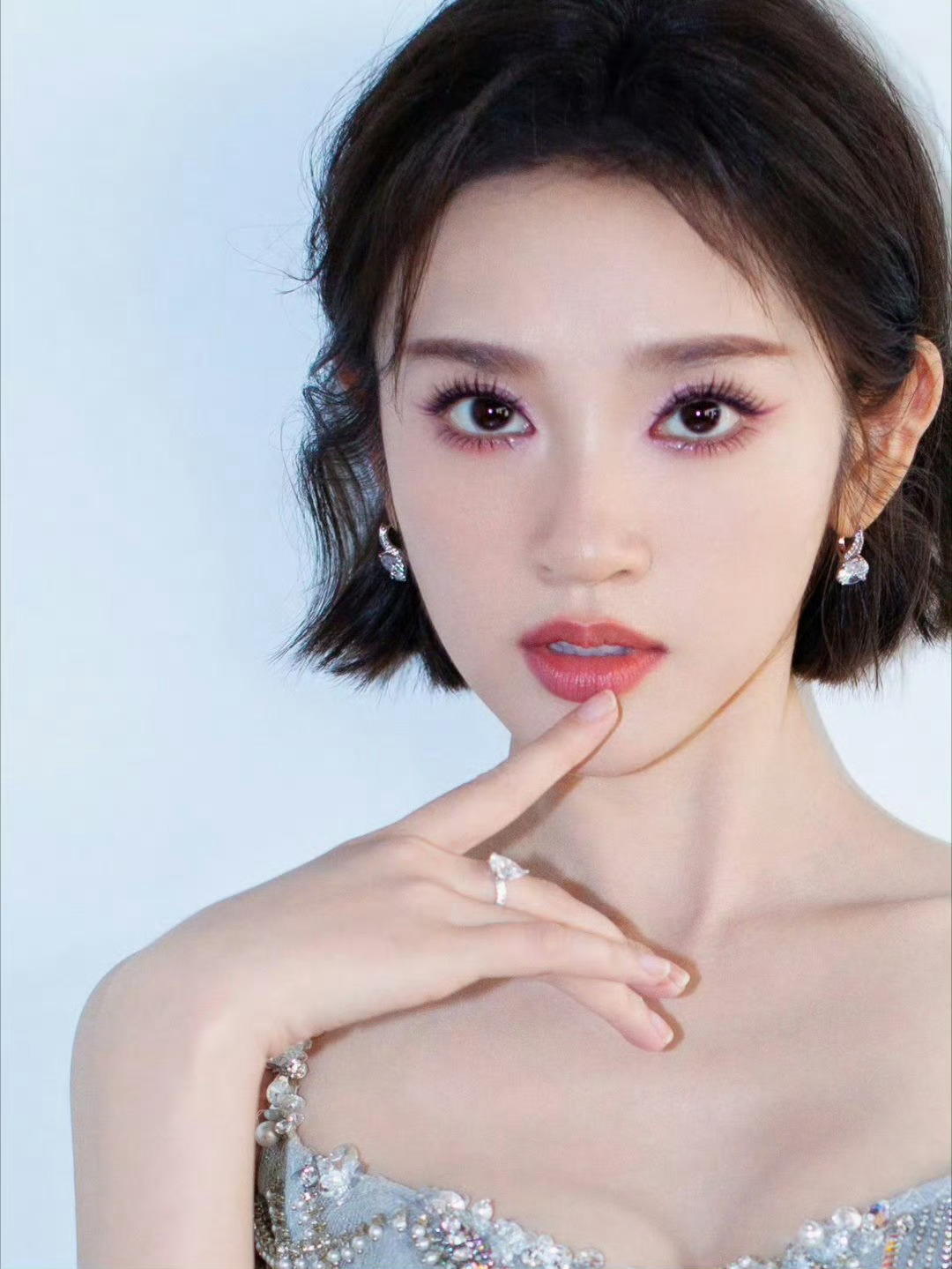 看了完整的表演节目，想说这一次唐艺昕确实给演员这一阵营狠狠上了一波分，这才是想象