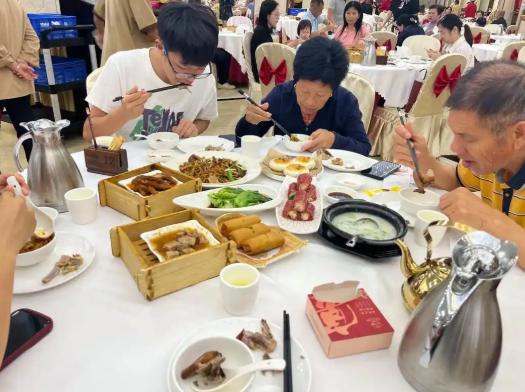 老外惊掉下巴的，不是中国人一天吃三顿，而是三顿顿顿开火、锅气冲天！早餐拒绝冷牛奶
