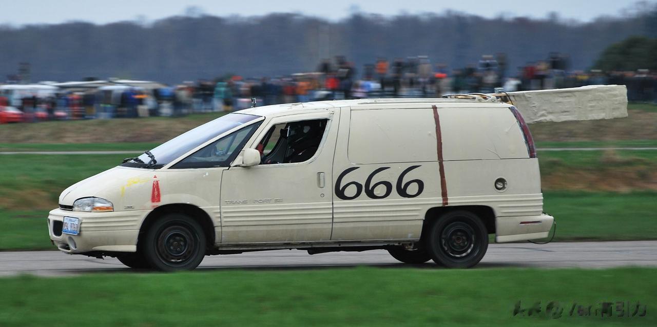 确实666，不过后面那根长长的物体是啥？别告诉我是梯子……