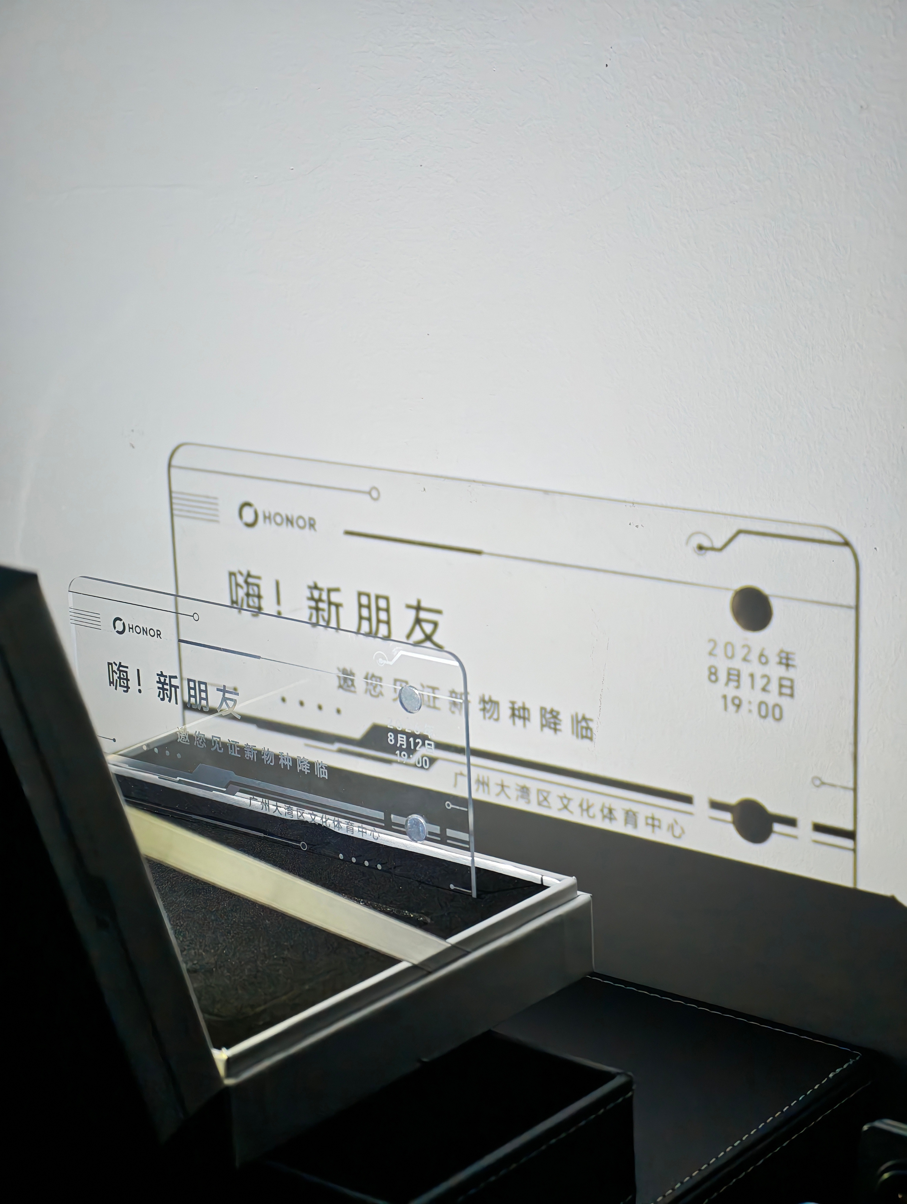 荣耀 Robot Phone 的发布会邀请函收到啦，虽然早都在网上见到Robot