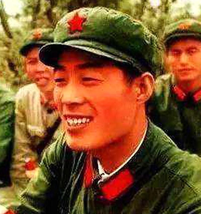 1982年深秋的沈阳铁西区，风卷着煤烟味撞在“7446厂”的破铁牌上，“哐当”一