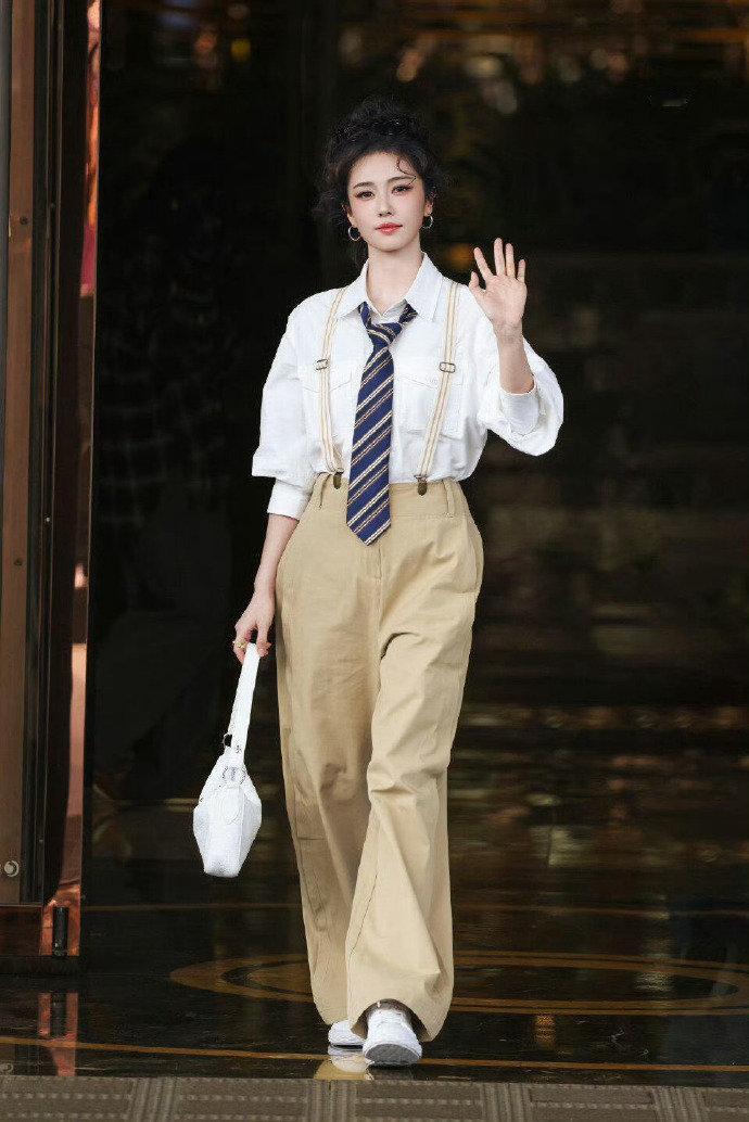 白鹿美式卷毛女高白鹿奔跑吧路透，美式卷毛女高 
