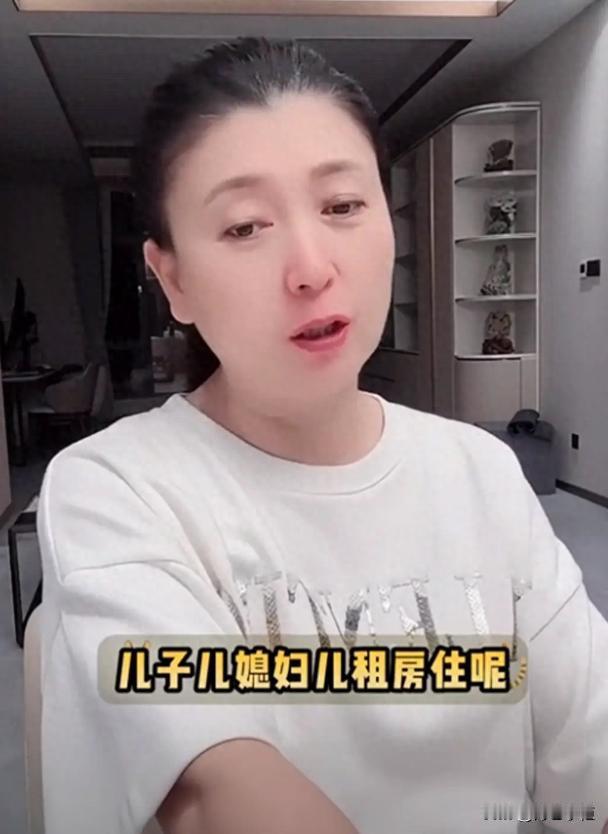 53岁闫学晶现状曝光，定居三亚、直播带货，走上了向太的老路！[嘘]

53岁的演