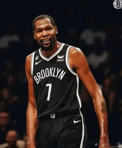 杜兰特虽然没有给篮网带来总冠军，但是他给篮网留下一大笔财富，他才是篮网最大建队功