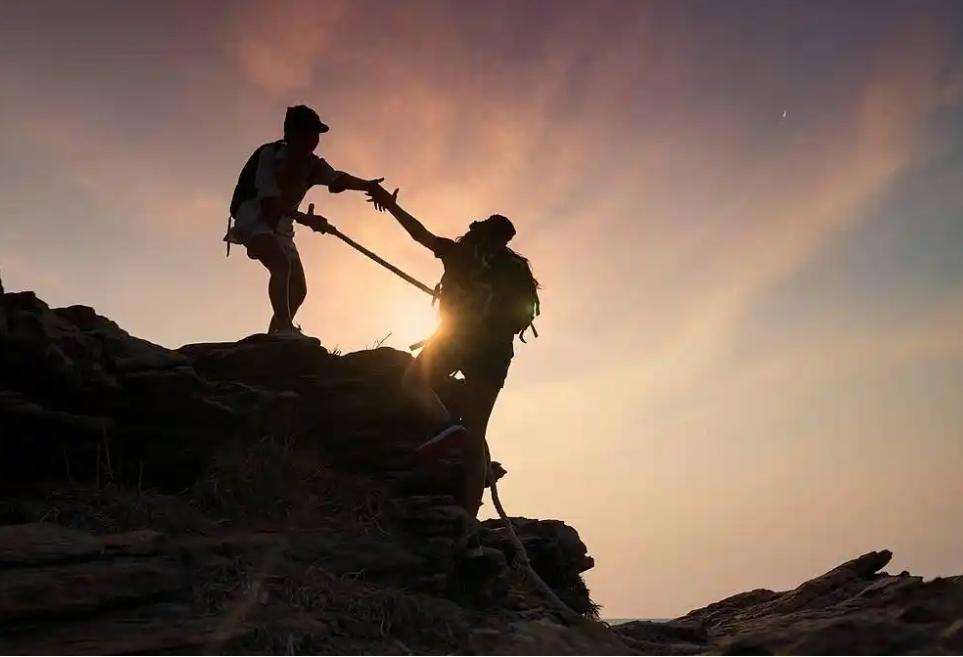 11名“驴友”违规野游庐山时突发意外，1人不慎坠亡，其余10人受困山中。接到求救