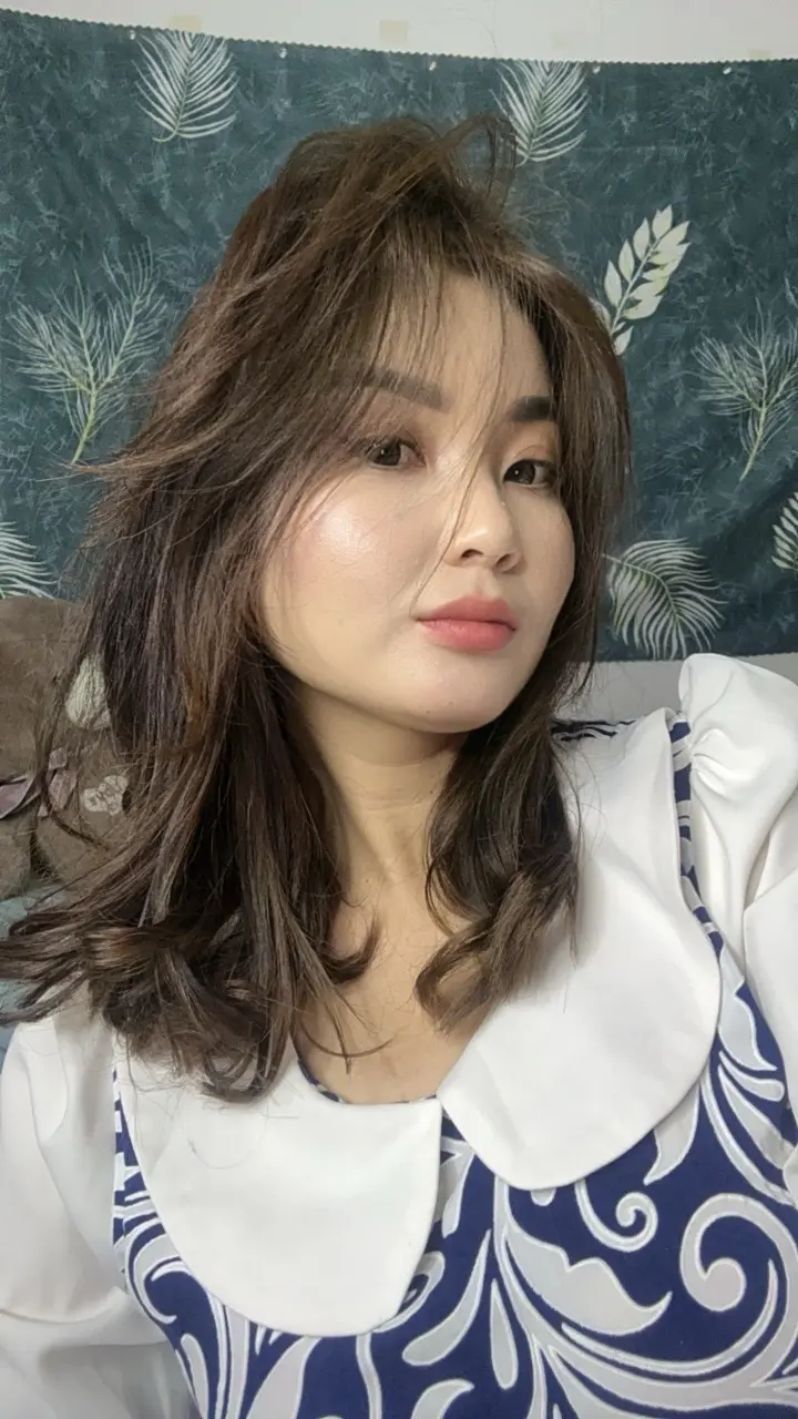 男人心里真的很累 心里住着小芳 嘴里喊着阿莲 望着桥边姑娘 脑子想着小...