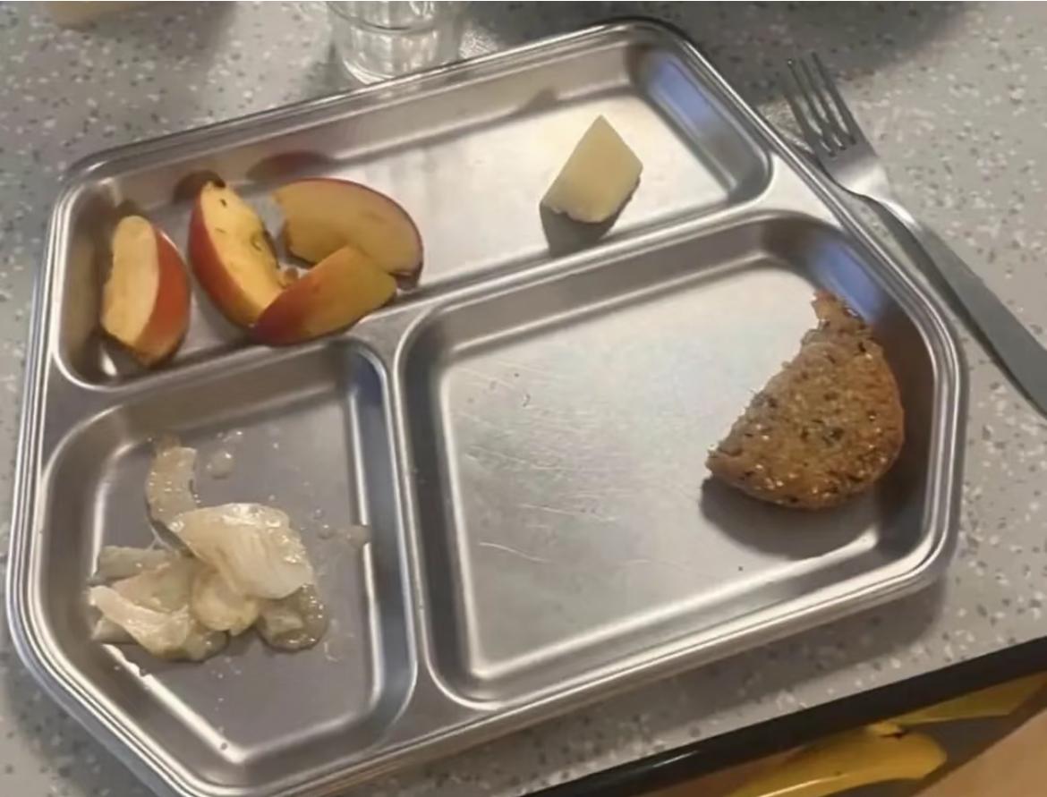 法国小学生午餐被吐槽囚犯吃的还差
米其林大厨看到孙女7欧的午餐后十分愤怒，认为给