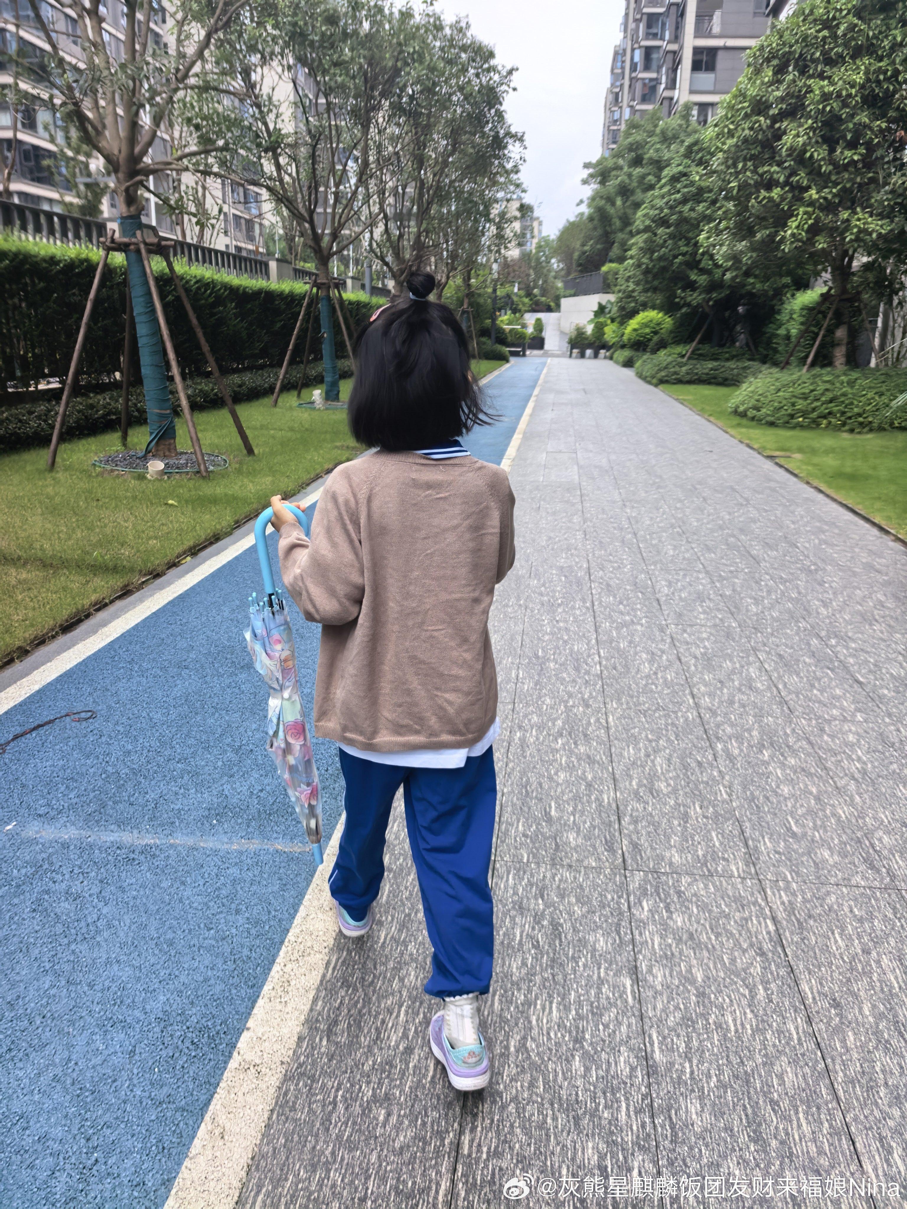 上学啦[心]今年受台风影响长沙现在异常凉爽团子秋季校服一直没发货[允悲]幸好之前