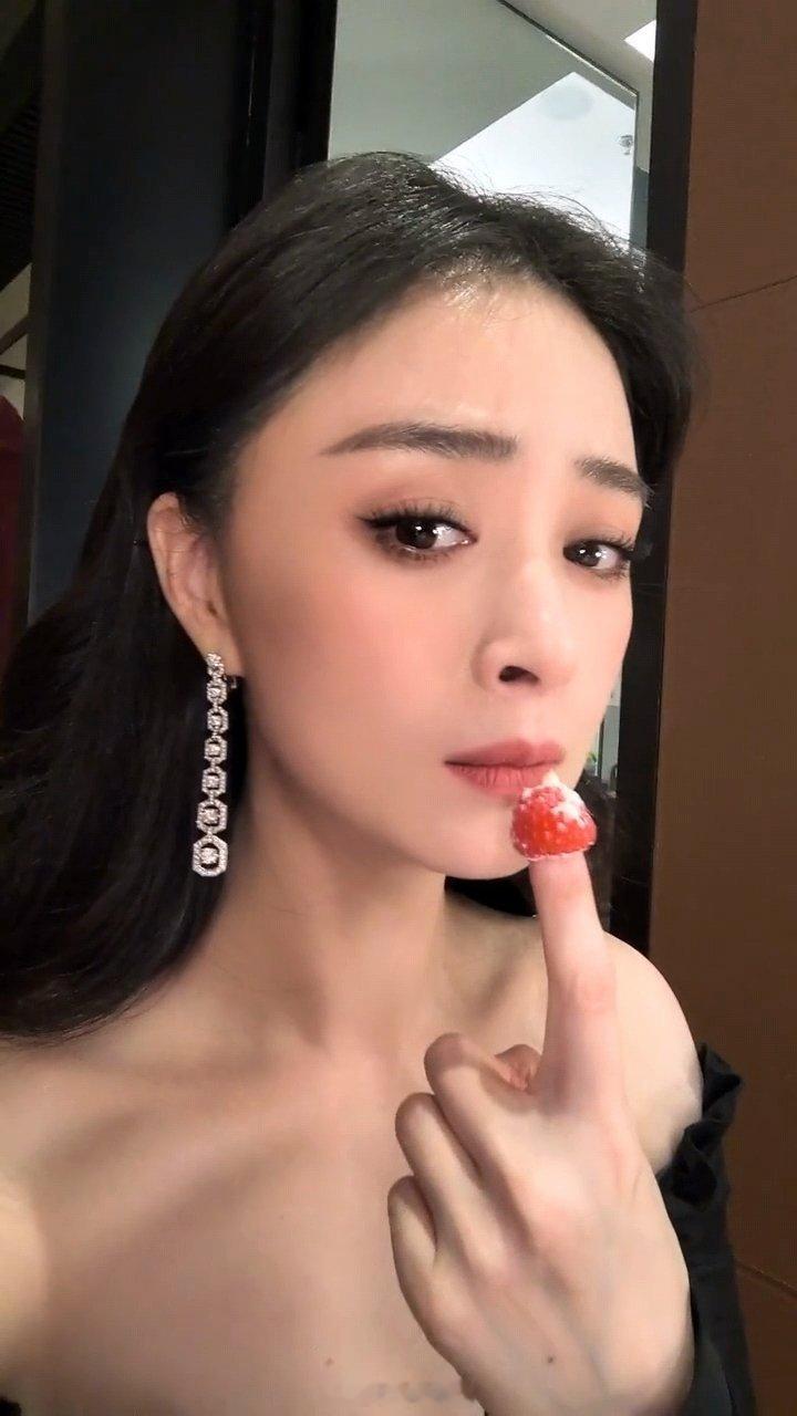 蒋欣说自己好几天没咋吃主食了  蒋欣吃甜品 蒋欣真的瘦了好多，对自己饮食太严格了