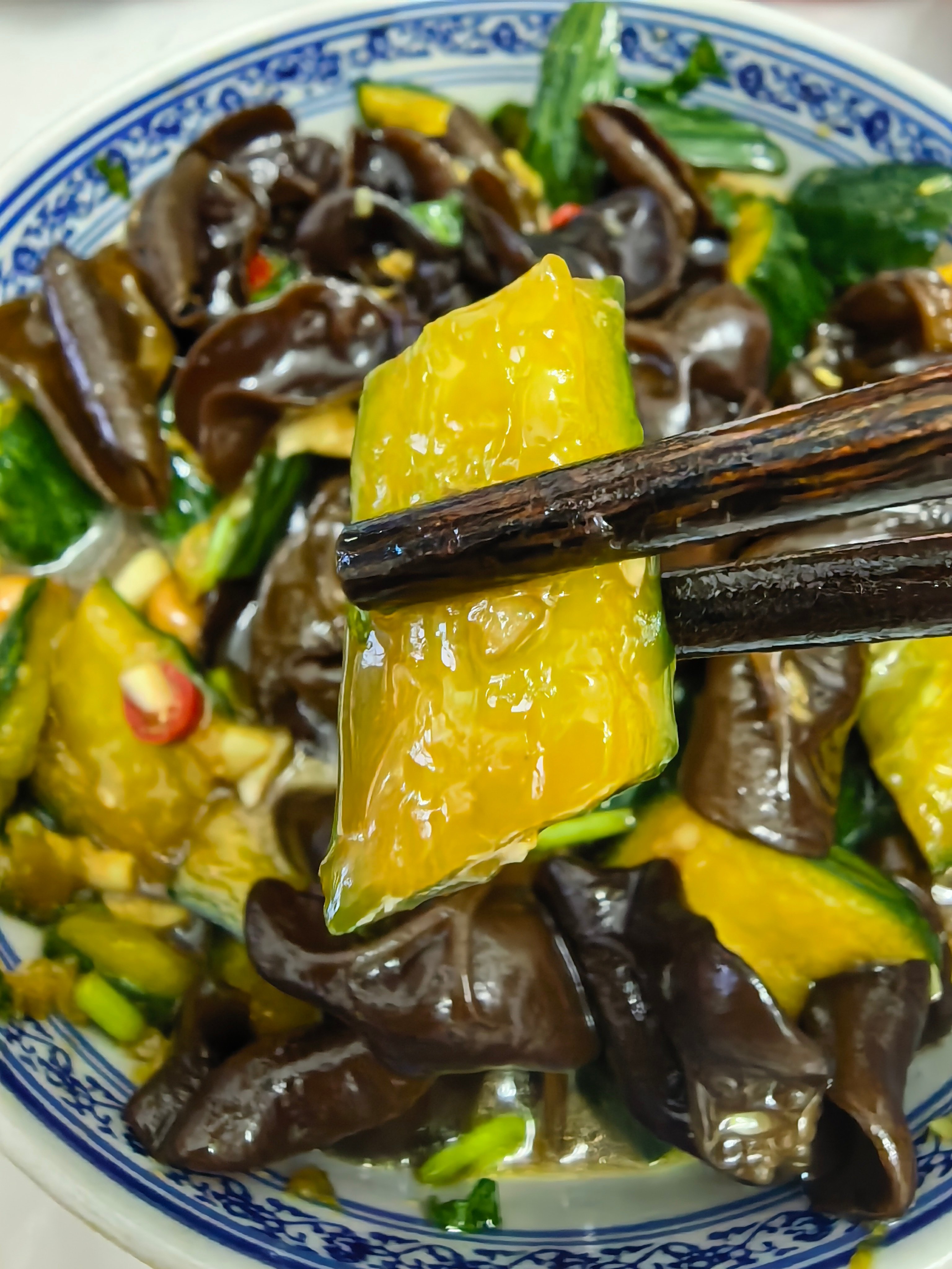 我妈照着抖音的教程做的凉菜，中午就拌好的，晚上吃非常入味。这手艺，在微博上应该有