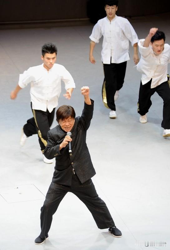 一代功夫巨星梁小龙先生安详离世，享年77岁。据家属透露，老先生因突发心梗在睡梦中