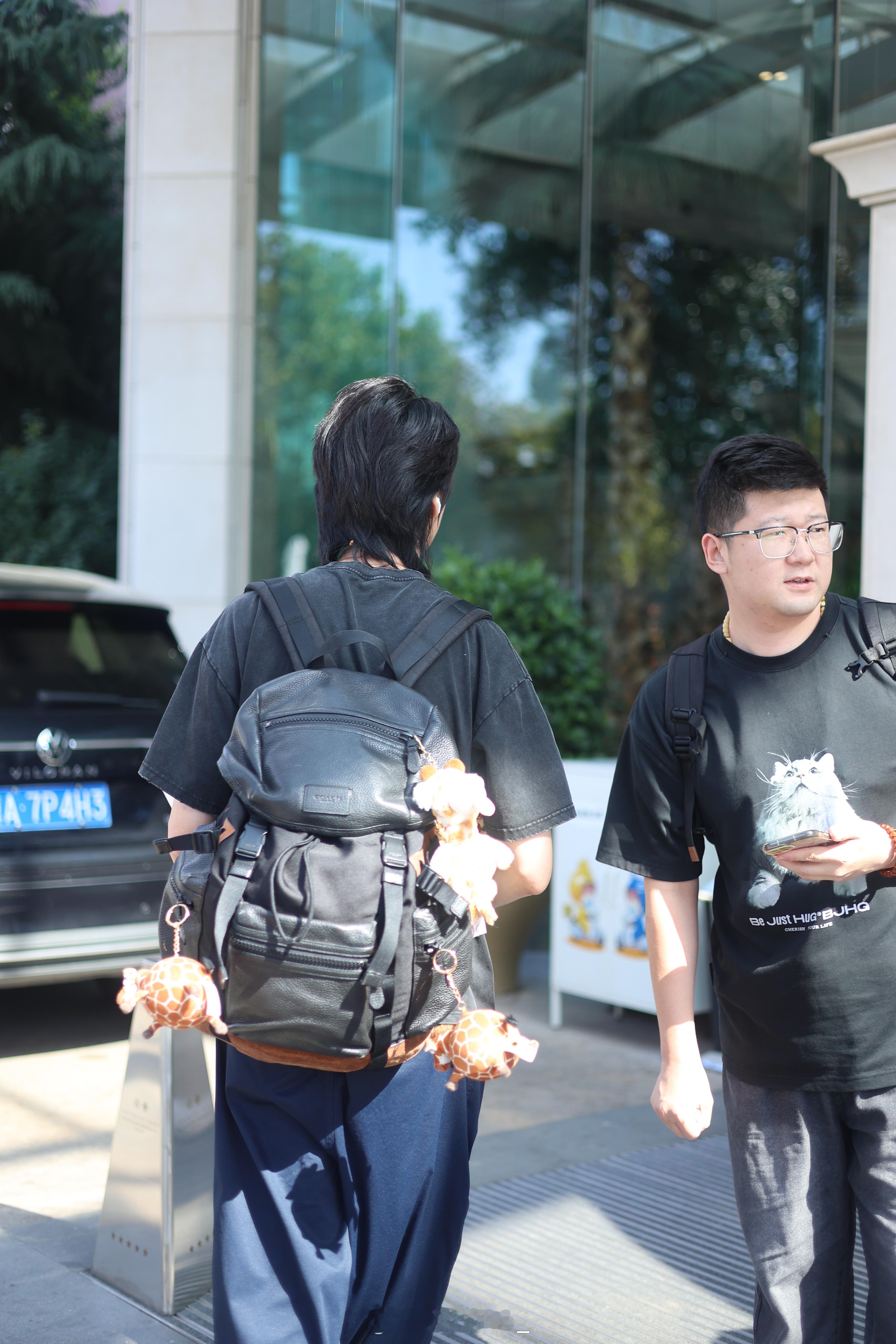 那天我在电梯上盯着他，原本是想吐槽他走楼梯不照顾我们。突然觉得他这个条件，明明可