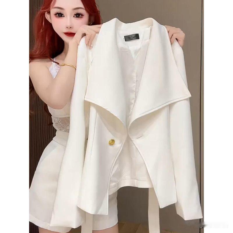 活得开心漂亮，容易吗不是很容易，漂亮要哪种漂亮，打扮漂亮，内心漂亮…还要赚钱才能