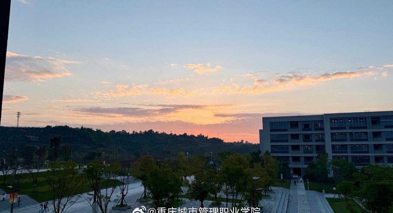 夜色温柔，守护常在，愿我们的城市越来越好。
晚安[月亮]
（图：文化与旅游学院 