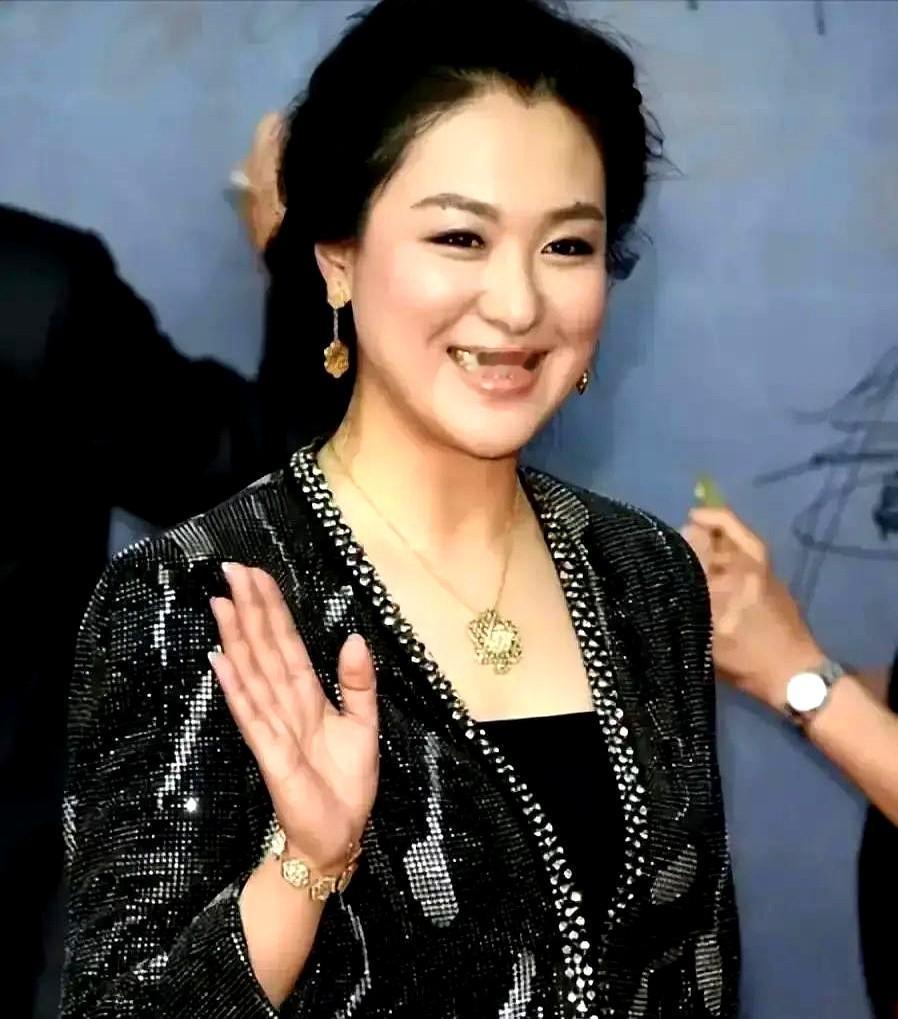 拍吻戏，别的女演员躲都来不及，她倒好，自己掏钱要求加！

当年拍《潜伏》，沈傲君