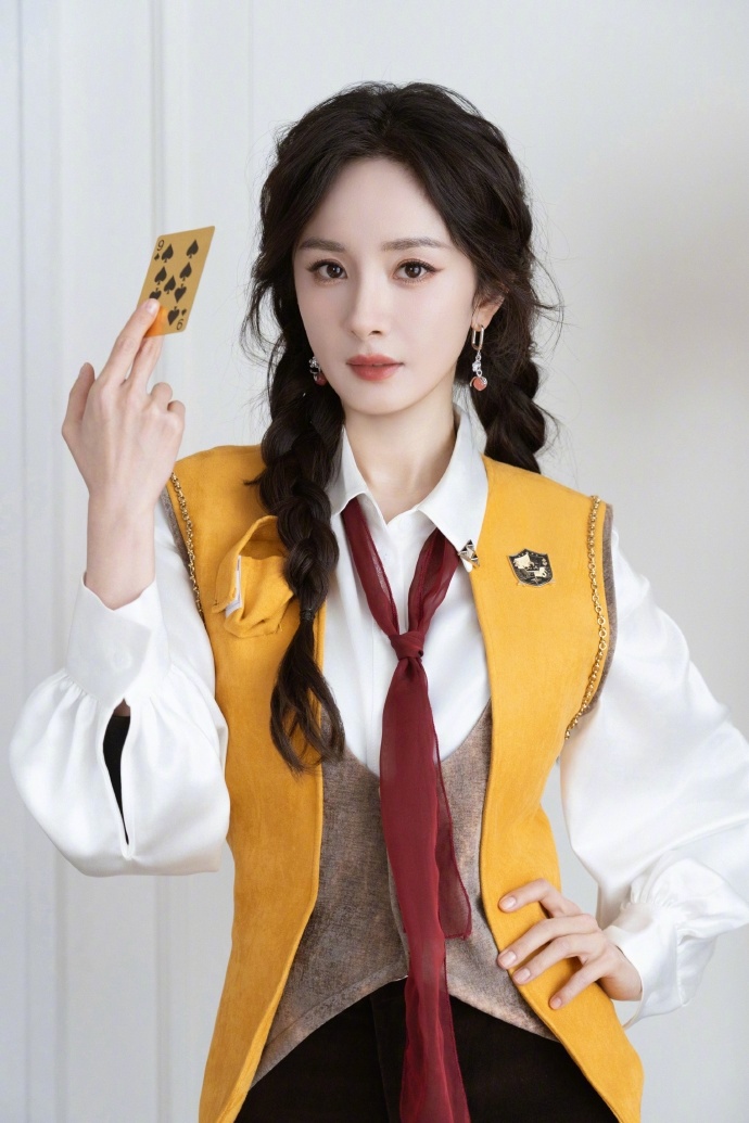 杨幂宫廷风麻花辫look杨幂解锁新技能乐趣加倍 杨幂解锁新技能乐趣加倍，是宫廷风