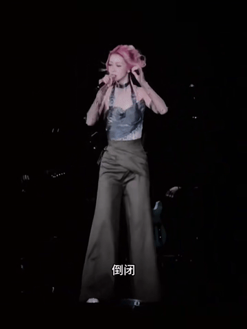 薛凯琪演唱会上被粉丝气到跺脚 这哪是气，是双向奔赴的可爱！致谢环节各执一词，薛凯