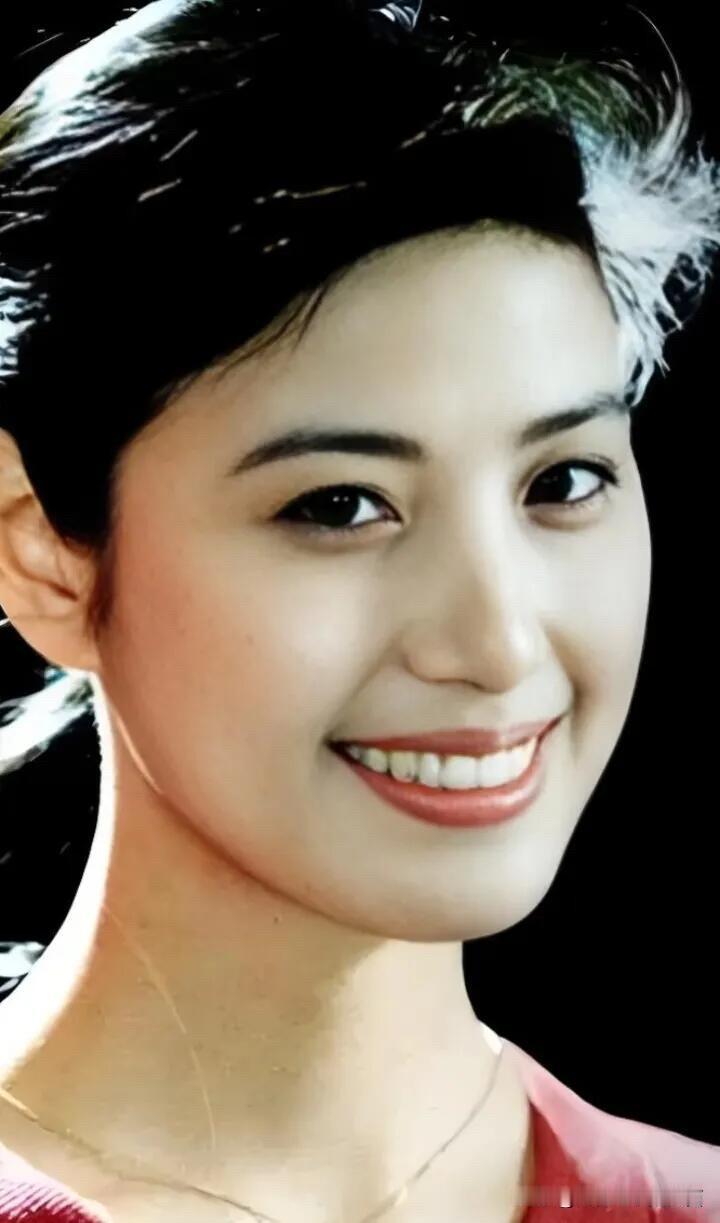 我一直都觉的她好美,五官都是那么立体,从看“枣花”开始就喜欢上她了，她的颜值不输