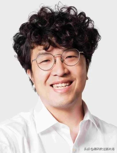 看面相？沈伯洋这配置，活像五行开盲盒：卷发先记一笔“木”，笑眼自带小火苗，白衫一