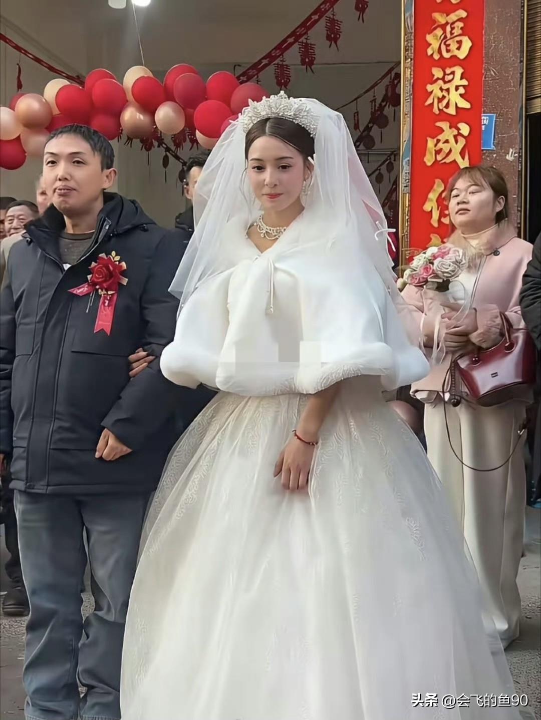 这是让多少人都羡慕的男人，相貌和身材都平平无奇的他，居然娶到了如此漂亮的新娘，大