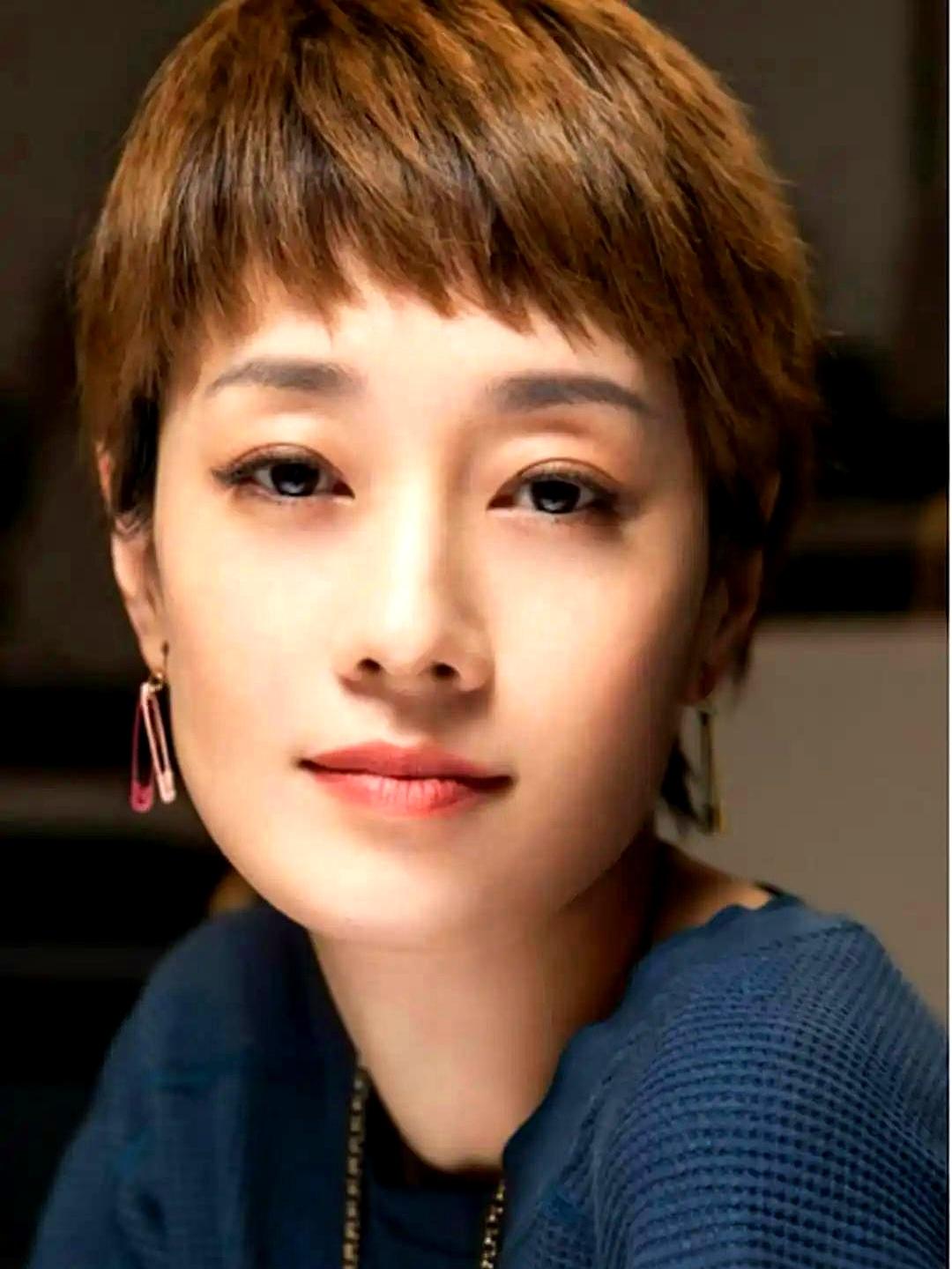 节目镜头一转，郭德纲抛来一句“你在嫁给文章前就结过一次，还生了儿子？”马伊琍当场