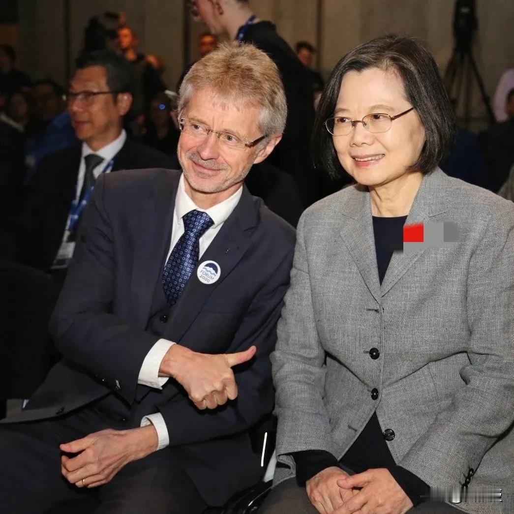 蔡英文退休了也不消停
到处折腾，窜访捷克
蔡英文说：“在捷克的第一天，我很高兴在