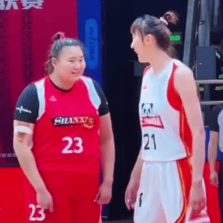 中国女篮，好姐妹，韩旭和刘禹彤，关系真好，作为对手，韩旭这去摸刘禹彤的脸蛋，肉嘟