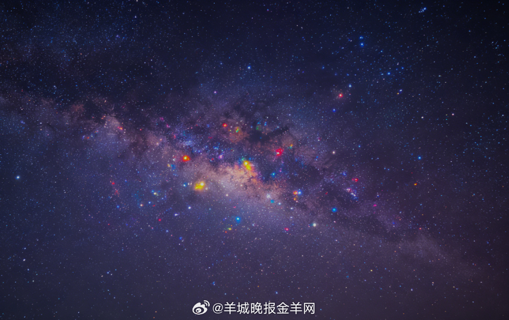 #晚安# 枕着夜色奔赴浩瀚宇宙，漫无边际的星海温柔铺开，斑斓彩色星团静静流转，绚