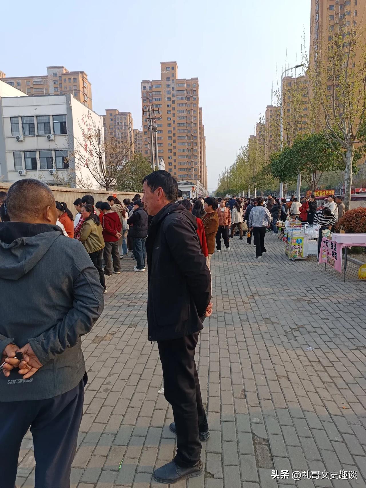 学校门口为什么会出现这种情况？今天来接孩子放学，看到学校门口里三层外三层，挤的都