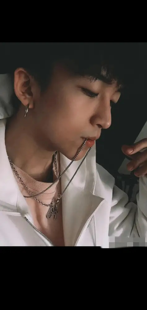 黄子弘凡与父亲责任各自独立黄子弘凡，一年上了51档综艺。 这个数字，连粉丝都吓了