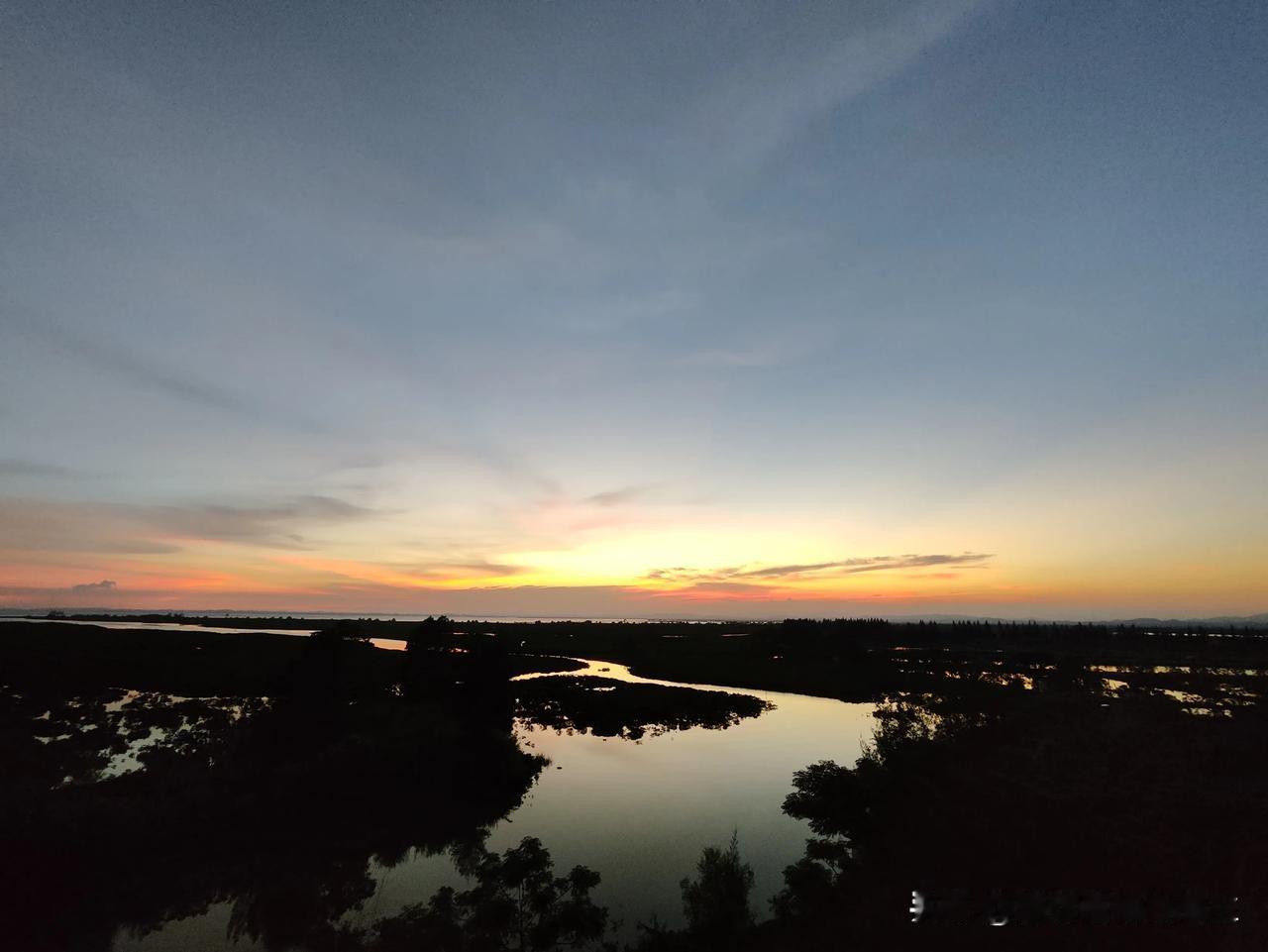 一个男人在推着两轮车走，
走的很慢，
旁边有一个女人牵着一个小男孩，
没走一会儿