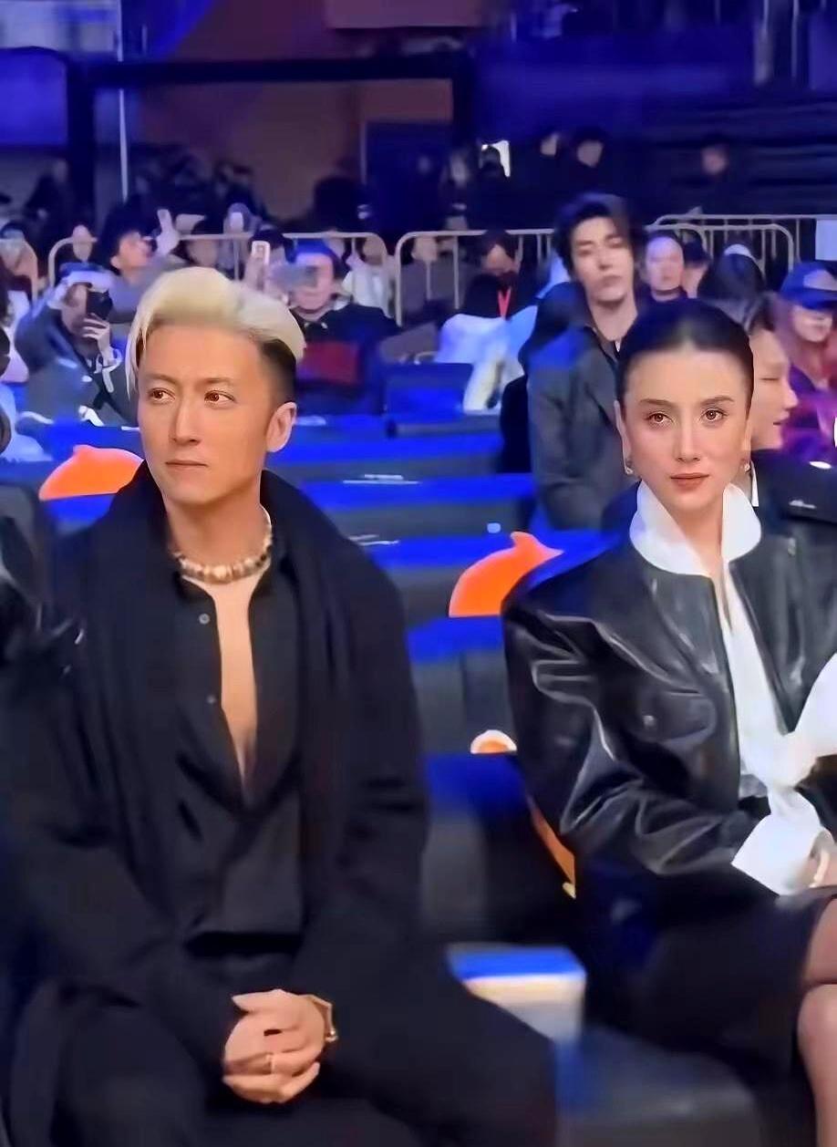 微博之夜，谢霆锋宋佳同桌三小时，全程零交流。
这并非不和，而是娱乐圈顶级“社交透