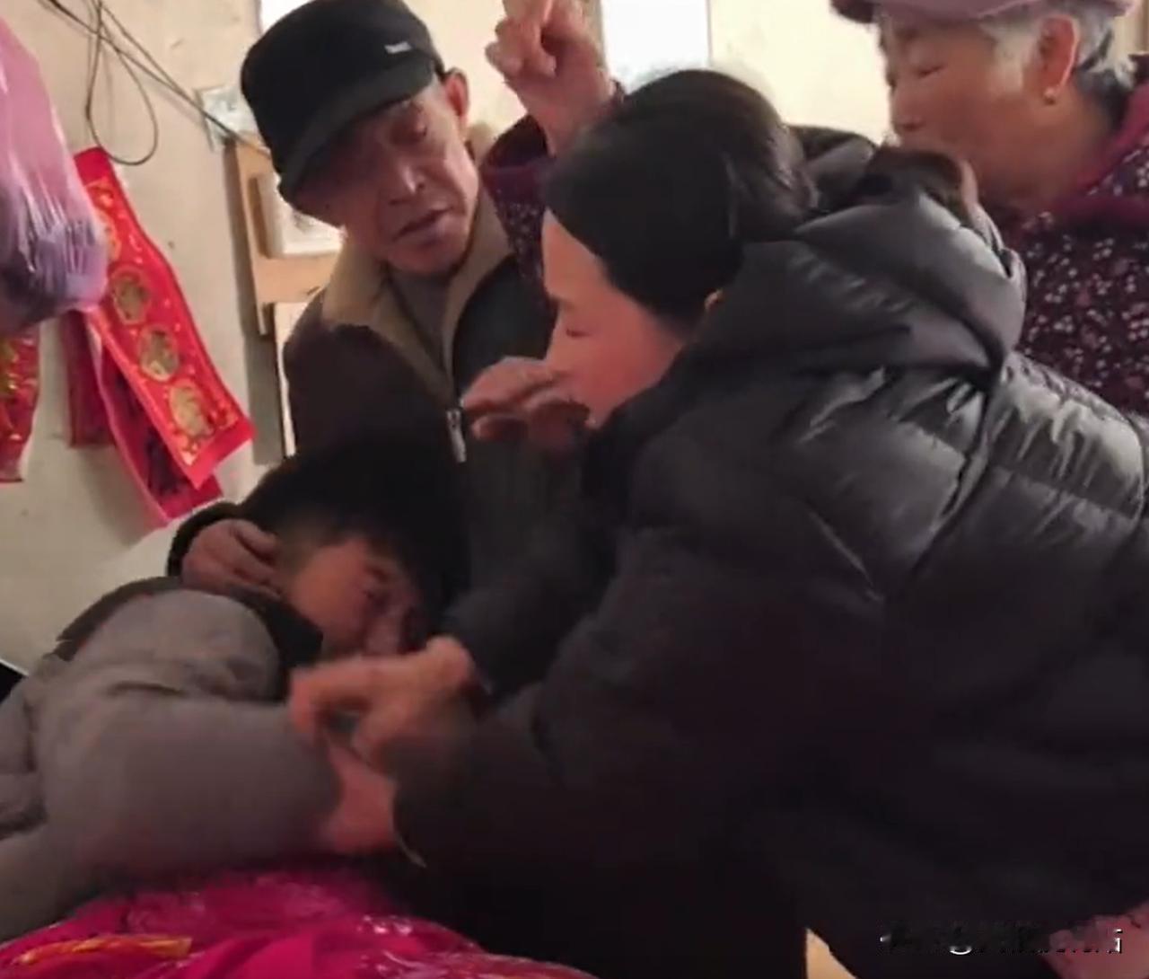 笑死了！安徽，男子过年跟着媳妇回娘家，谁知喝多后躺在床上没有睡觉，反而越想越委屈