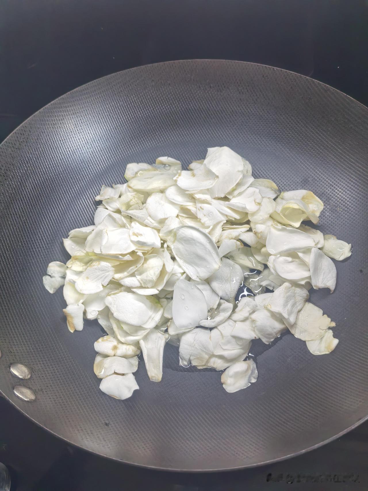 邻居给我送了一袋子栀子花。刚好我在视频上看到有用栀子花炒菜。手机真是隐藏在我身边