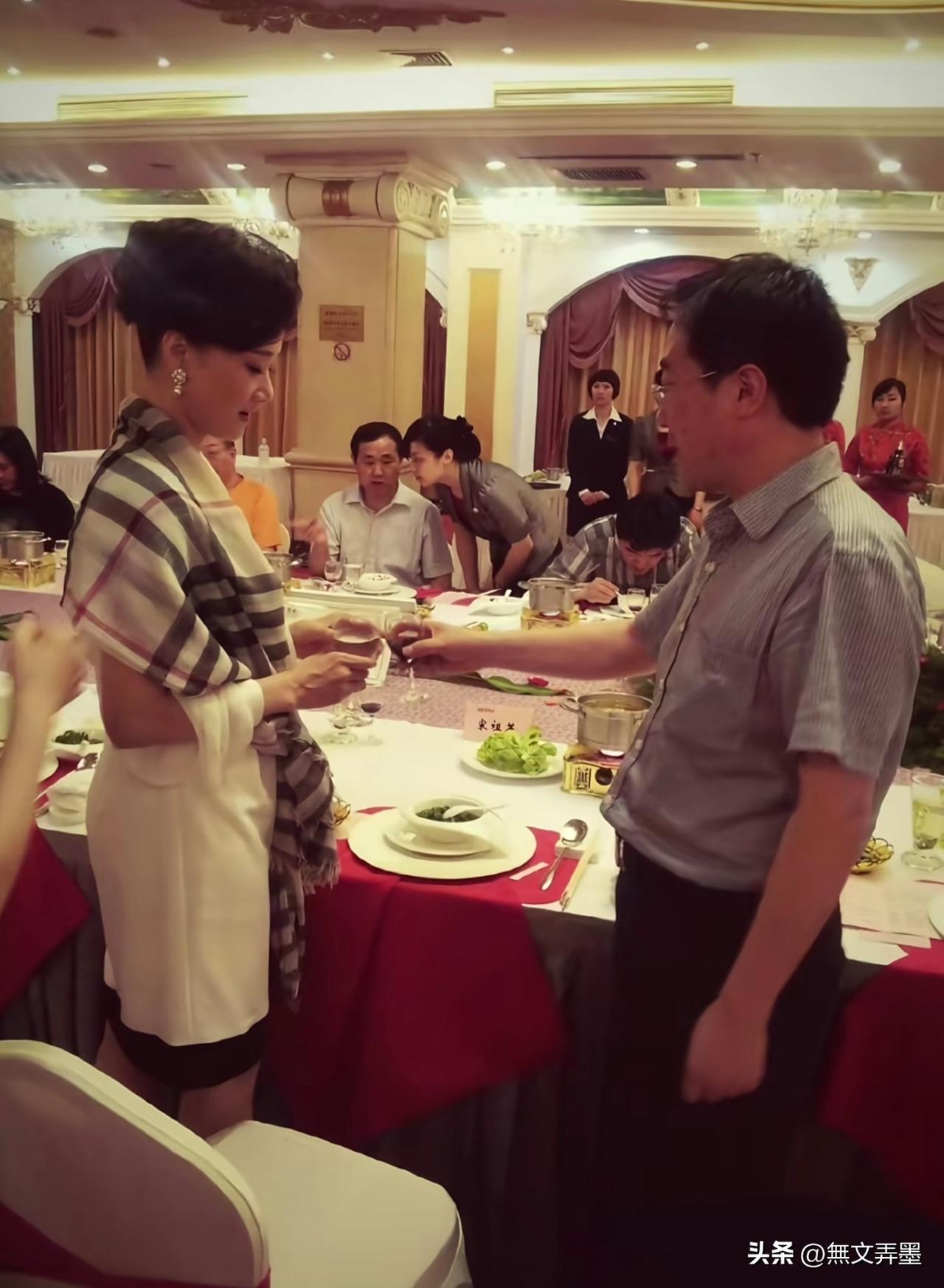 信息量很大：场面很大，来头不小，以红敬白，以少敬多，单手敬双手——你觉得这是敬酒