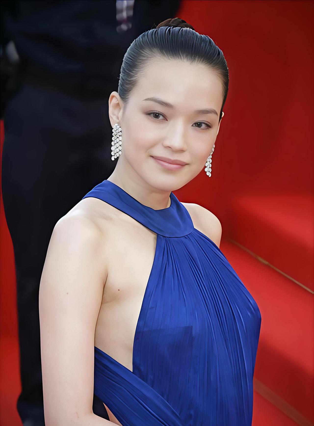 戛纳红毯。
舒淇背上挨了一刀。
不是真的刀。
是条裙子。
媒体喊它“屠夫裙”。