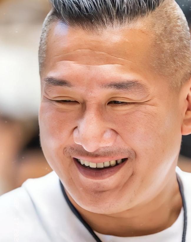 馆长面相变了！

馆长最近变化挺明显
以前看他采访，
总觉得表情严肃不好接近。