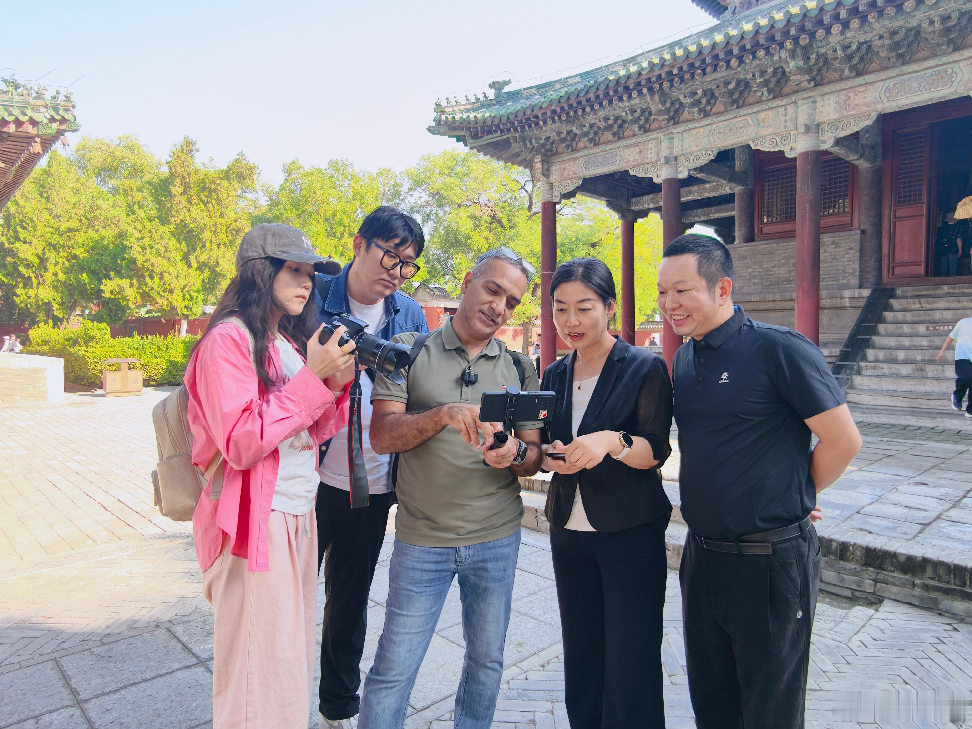 梦想不会发光，发光的是追逐梦想的你自己。不要因为走得太远，而忘记为什么出发。哪怕