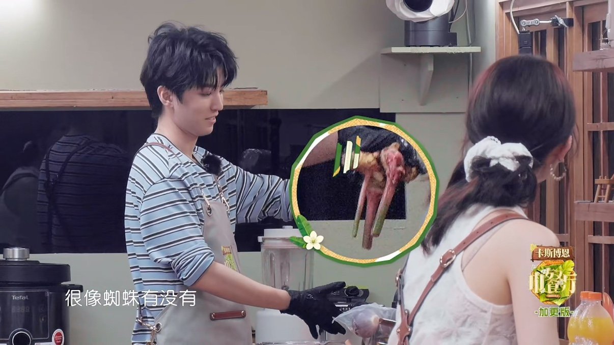 王俊凯走到哪都不忘玩抽象 王俊凯在抽象这一块，拿起南姜说像蜘蛛！ 