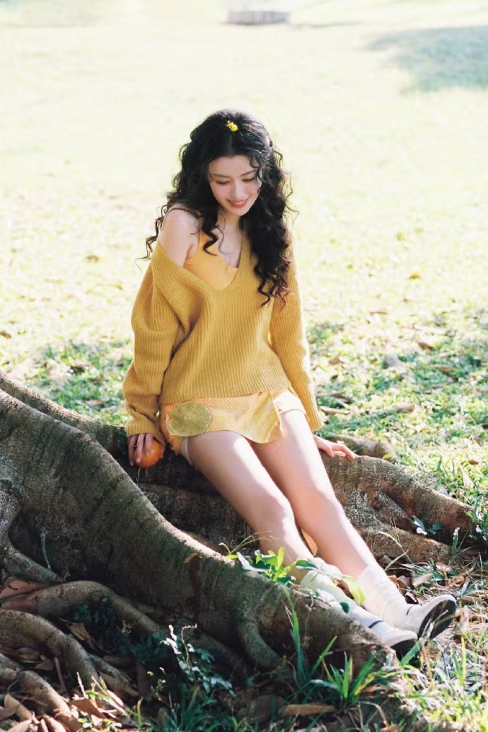 王楚然鹅黄毛衣羊毛卷造型 王楚然鹅黄毛衣羊毛卷造型，王楚然生日照送达，阳光下俏皮