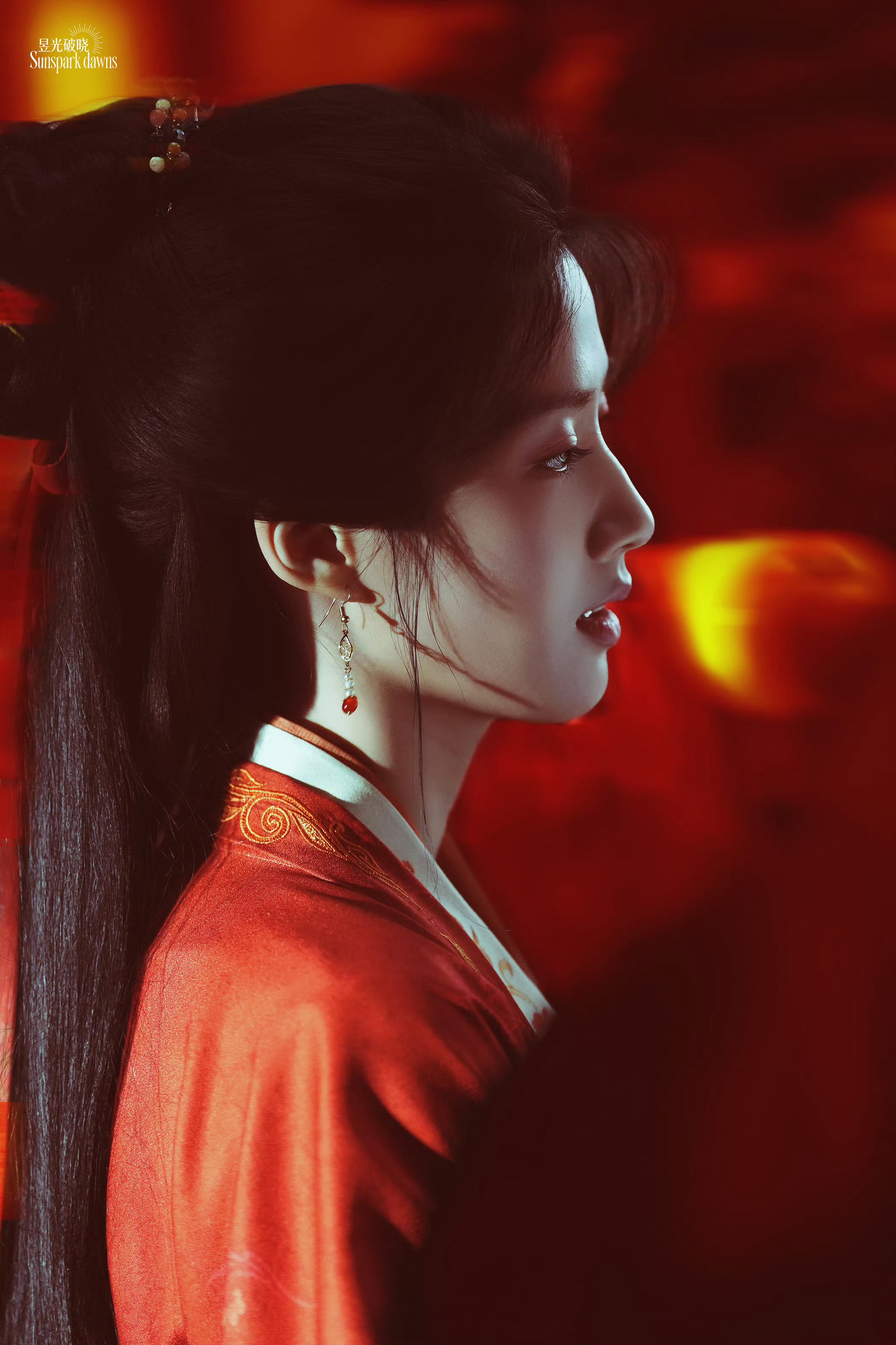 好漂亮的光影～～～✨✨✨卢昱晓 《何不同舟渡》南衣 ☽ 应该是前几天的红斗篷吧 