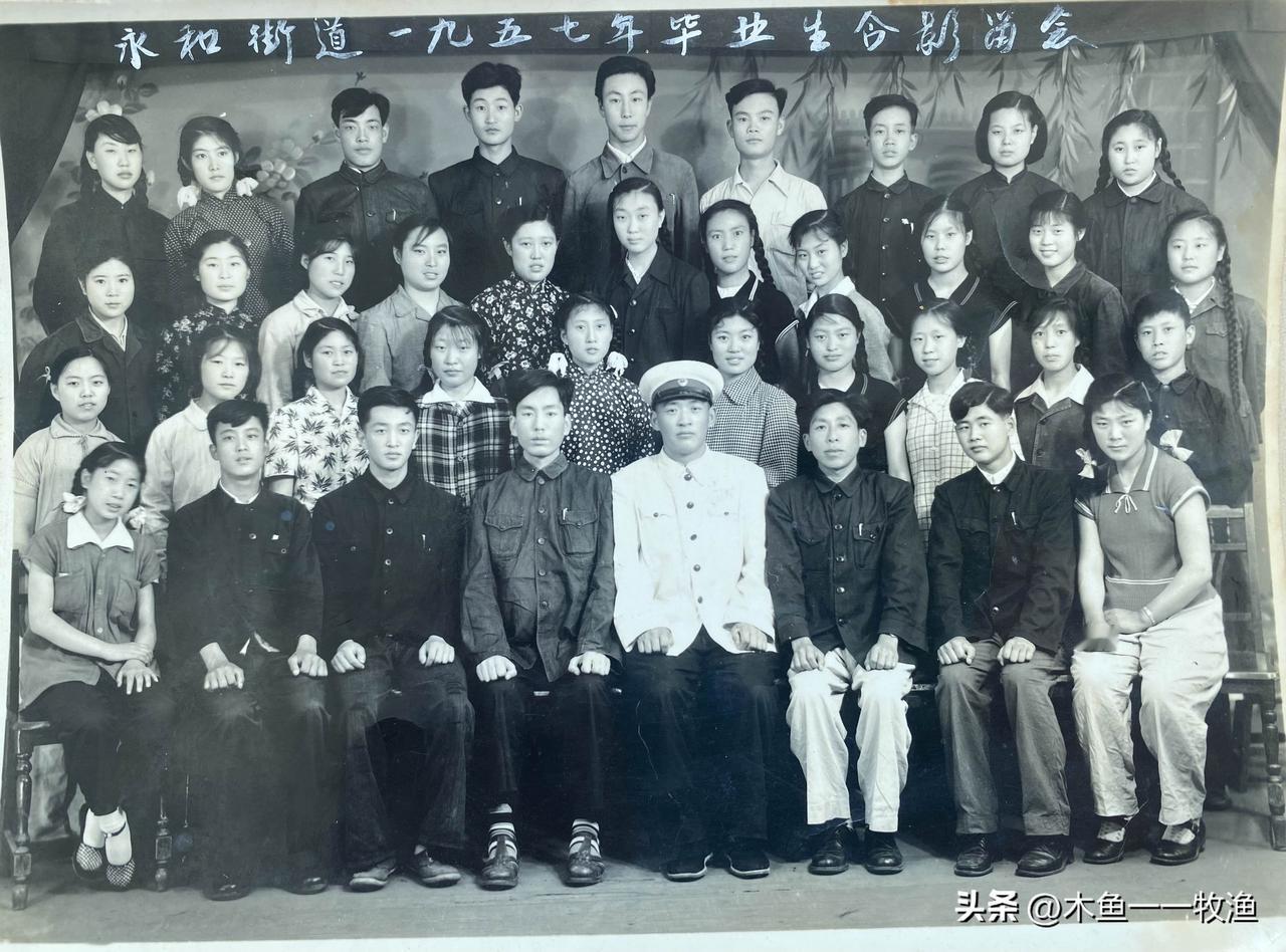 在大连，认得照片中老师和学生的人应该不多了
    对我们家来说，这是一张很有纪