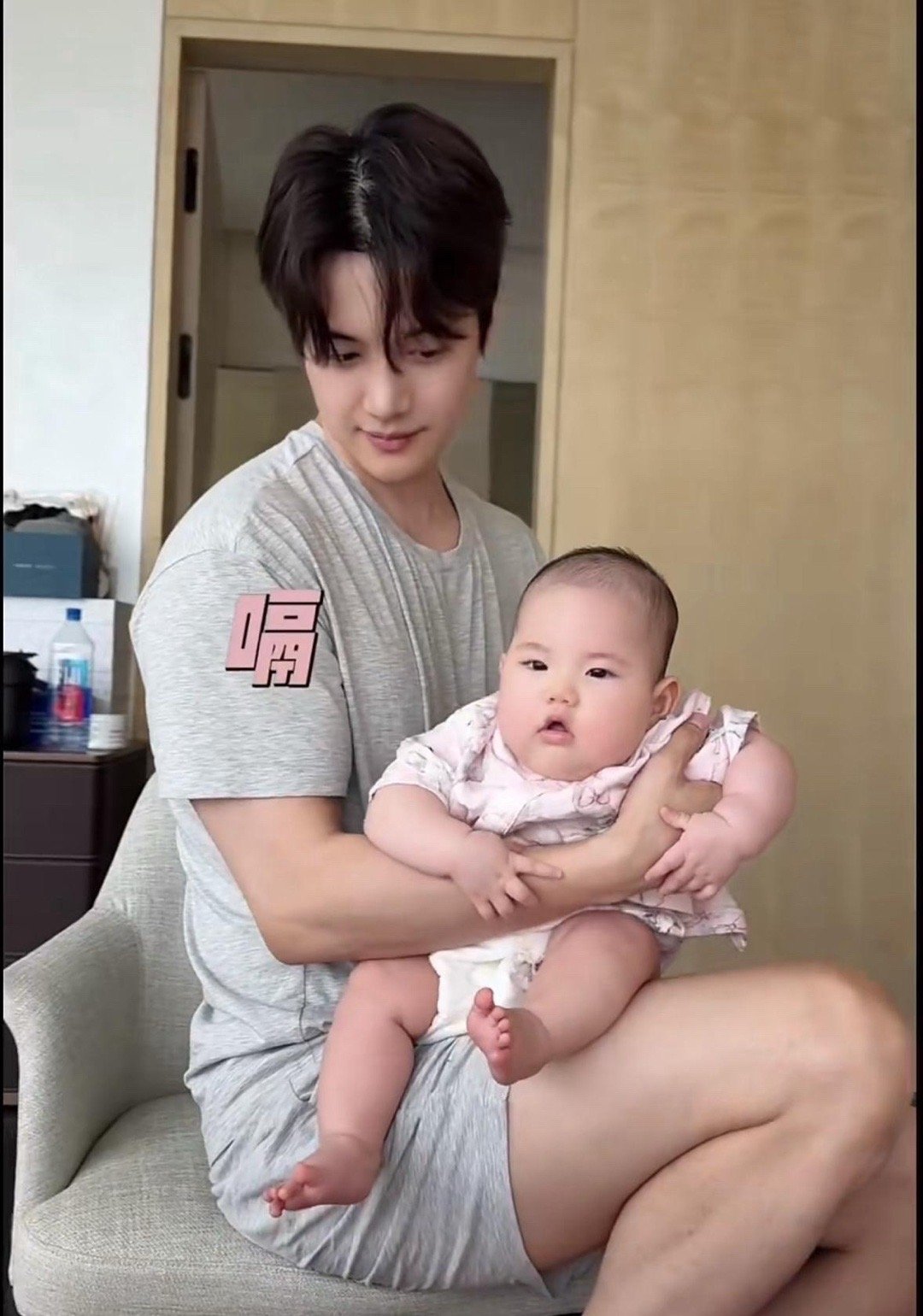 张檬小五透露自己的儿子，是喝母乳长大的，难怪被养得白白胖胖。张檬一对儿子说话就变