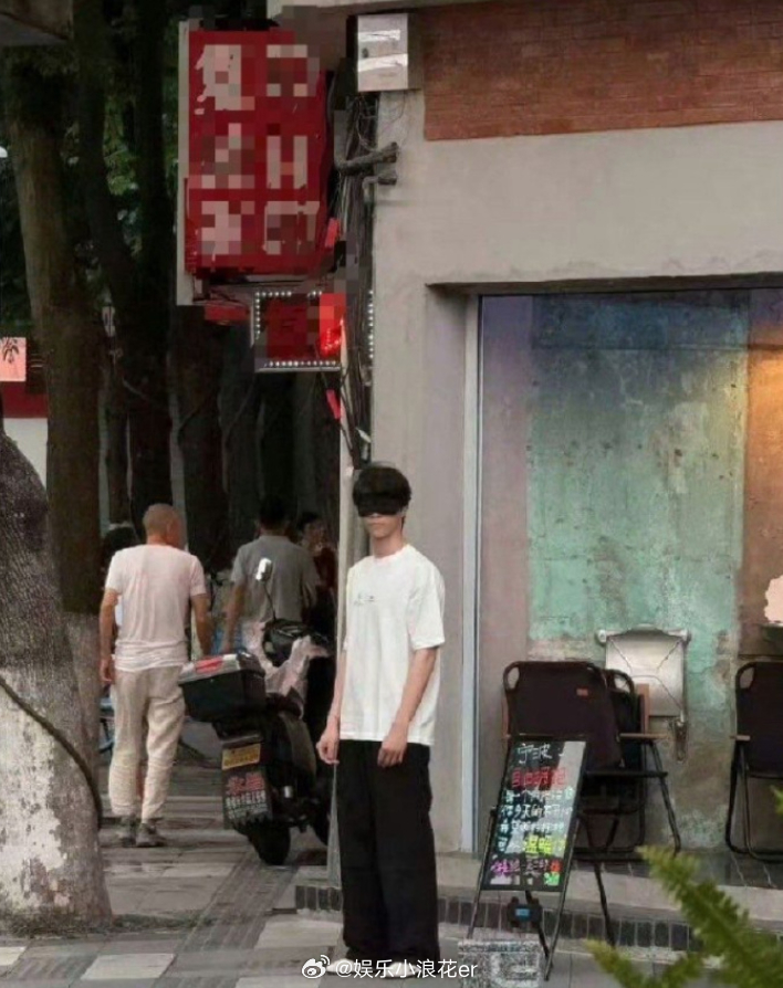 陈立农街头拥抱 20日，网友在宁波街头偶遇参与拥抱活动，一身白T黑裤，眼罩蒙面，