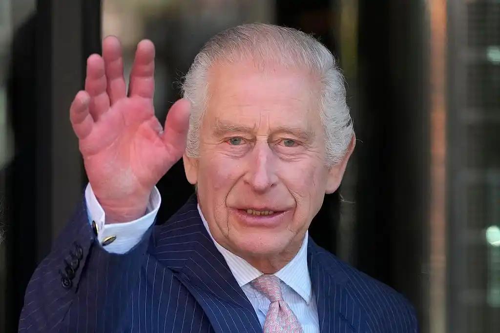 美国白宫记者晚宴刚闹出枪击案，特朗普都吓得连夜撤离，英国国王查尔斯三世却偏不按常