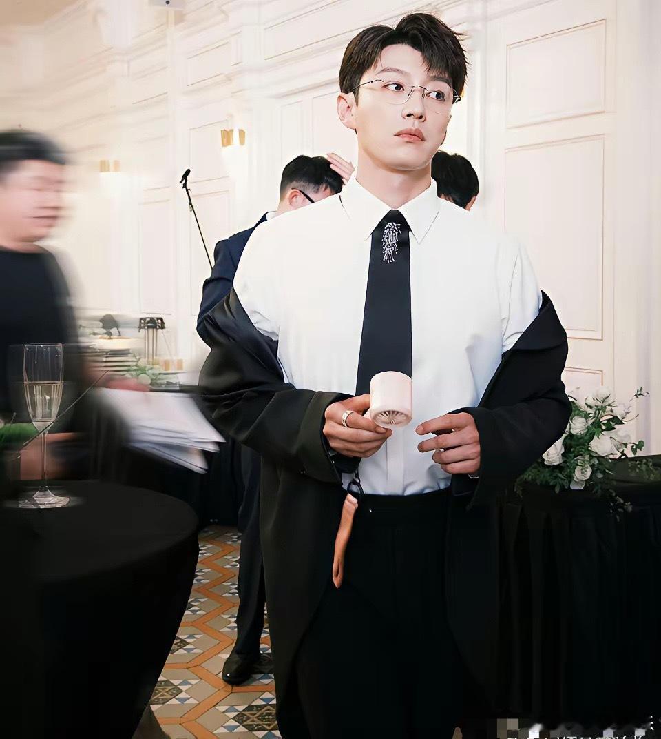 代旭，娱乐圈的异类。他的绯闻记录：零。不是人设，是活法。2010年片场一个对视，